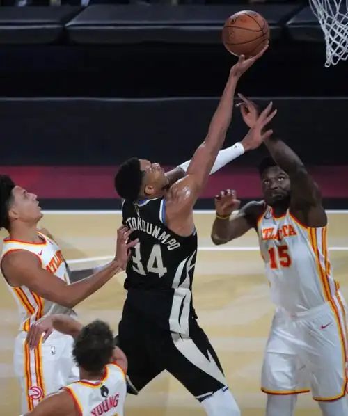 平博体育-德约科维奇巅峰对决，字母哥与80激战篮网分钟，关键助攻胜负难料！的简单介绍-平博体育